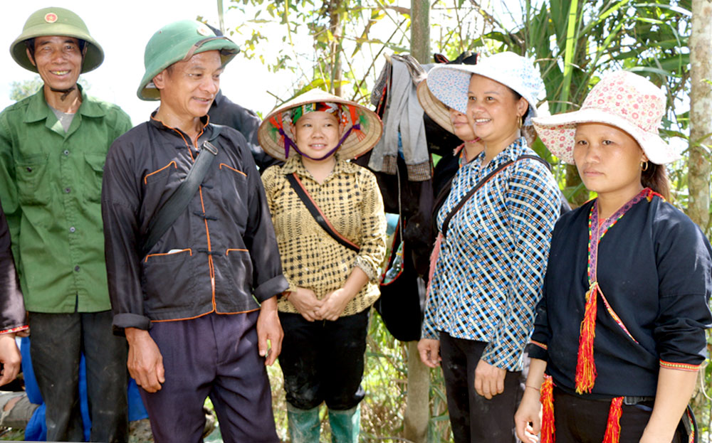 Trưởng thôn Vàng Ngần, xã Suối Quyền (Văn Chấn) tích cực tuyên truyền,
vận động người dân xóa bỏ tư tưởng trông chờ, ỷ lại, nỗ lực vươn lên phát triển kinh tế, chung tay giảm nghèo bền vững.