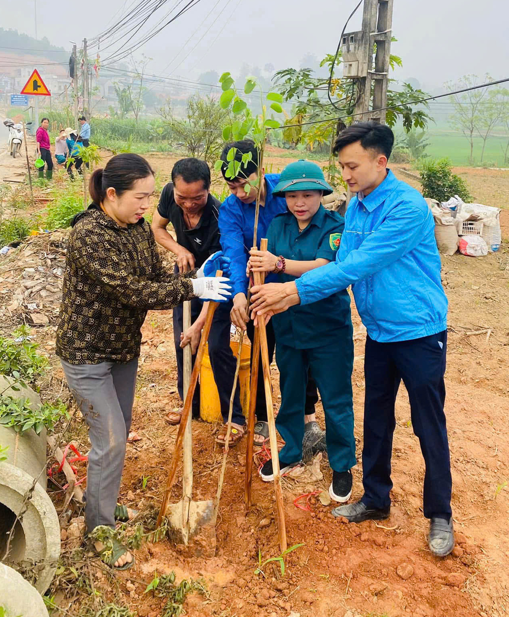 Người dân xã Vĩnh Kiên trồng cây xanh góp phần bảo vệ môi trường.