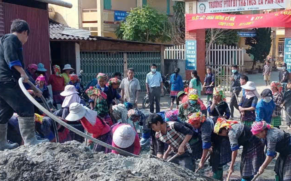 Nhân dân xã La Pán Tẩn tham gia làm đường giao thông nông thôn tại bản La Pán Tẩn.