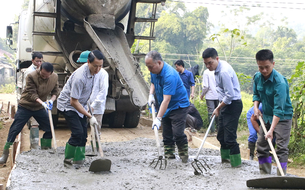 Lãnh đạo huyện Văn Yên cùng nhân dân xã Quang Minh tham gia kiên cố đường giao thông nông thôn.
