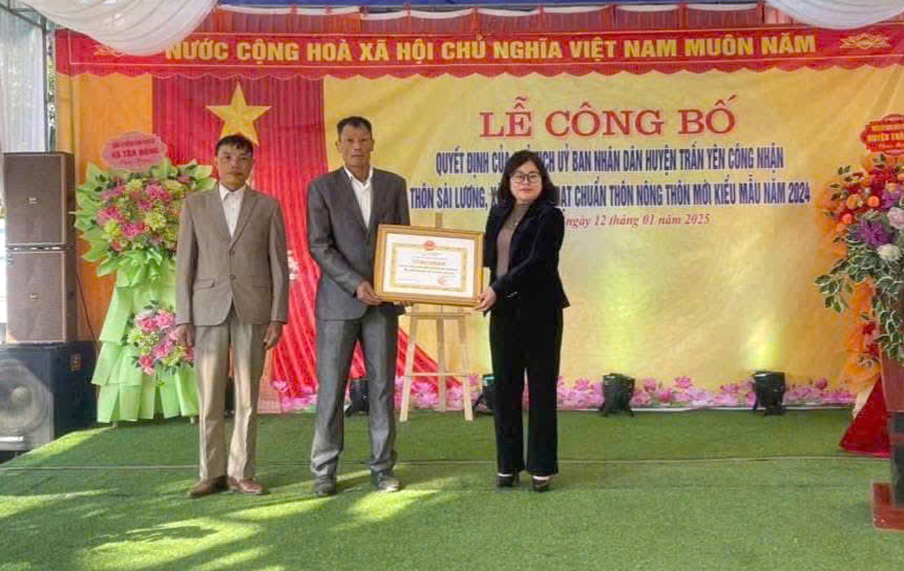 Lãnh đạo huyện Trấn Yên trao Quyết định công bố thôn Sài Lương, xã Tân Đồng đạt chuẩn nông thôn mới kiểu mẫu năm 2024