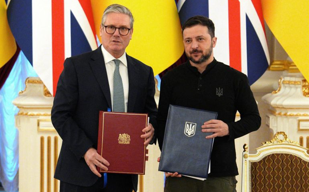 Thủ tướng Anh Keir Starmer và Tổng thống Ukraine Volodymyr Zelensky tại lễ kí thoả thuận ở Kiev.