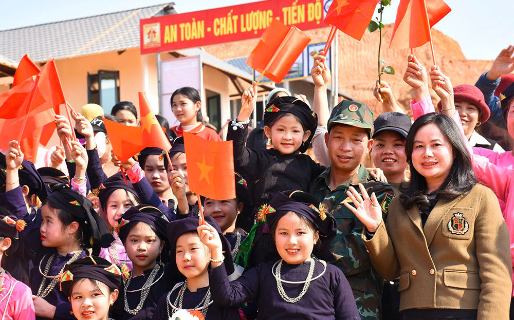 Lãnh đạo xã Minh Xuân, các cán bộ chiến sỹ đơn vị thi công cùng bà con nhân dân vui mừng khi Khu tái định cư thôn Át Thượng được xây dựng và bàn giao đúng tiến độ.