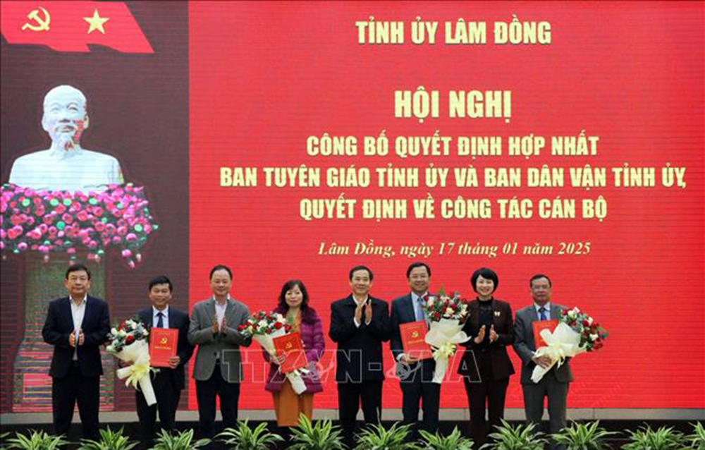 Lãnh đạo Tỉnh ủy Lâm Đồng trao các quyết định cho Ban lãnh đạo Ban Tuyên giáo và Dân vận Tỉnh ủy mới được sáp nhập.