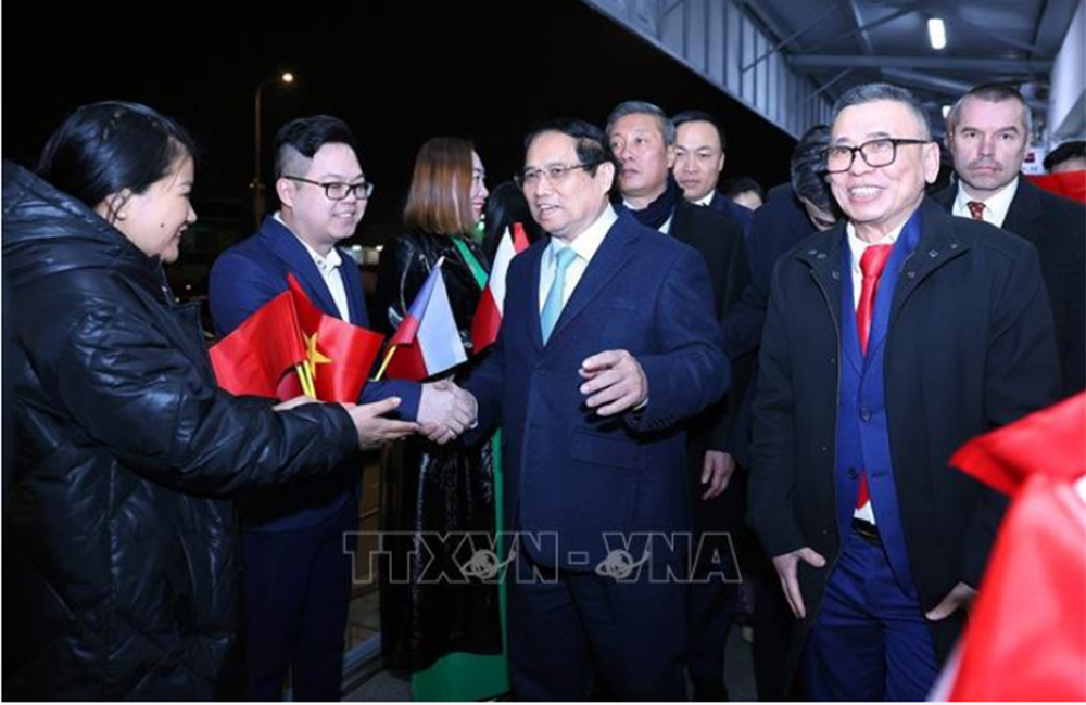 Thủ tướng Phạm Minh Chính thăm cộng đồng người Việt Nam đang kinh doanh tại Trung tâm Thương mại Sapa.