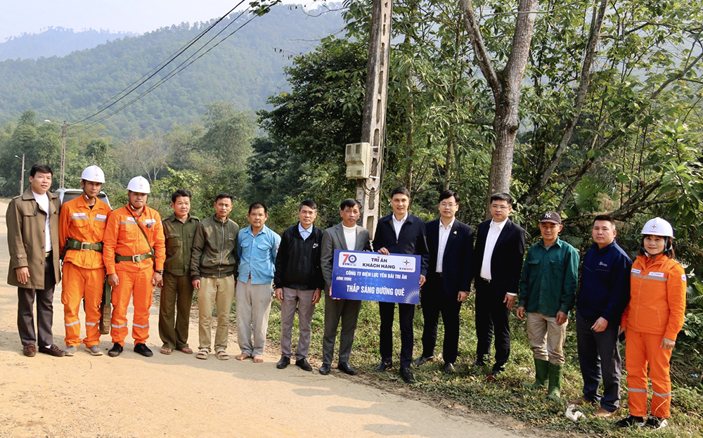 Lãnh đạo Công ty Điện lực Yên Bái bàn giao tuyến đường điện thắp sáng đường quê tại thôn Bản Nả và Bản Din, xã Việt Hồng, huyện Trấn Yên.
