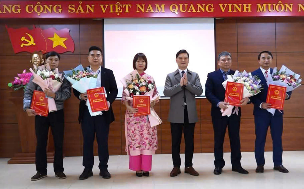 Hội nghị công bố các quyết định về công tác cán bộ đối với Trung tâm Y tế thị xã theo Nghị quyết số 18 do UBND thị xã Nghĩa Lộ tổ chức.