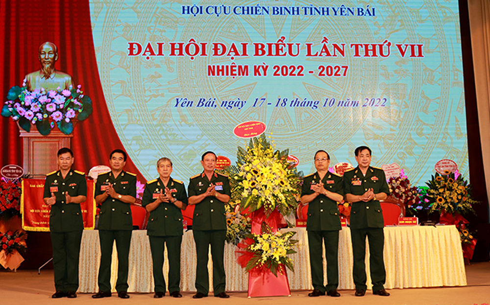 Thay mặt lãnh đạo Hội Cựu chiến binh Việt Nam, Thiếu tướng Lương Hồng Phong - Phó Trưởng ban Kiểm tra Trung ương Hội chúc mừng Đại hội đại biểu Hội Cựu chiến binh tỉnh Yên Bái lần thứ VII, nhiệm kỳ 2022 - 2027.