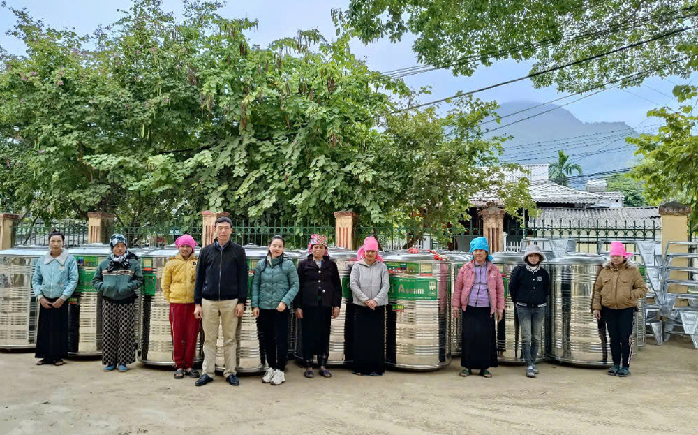 Văn phòng HĐND và UBND thị xã Nghĩa Lộ cấp phát téc nước hỗ trợ hộ nghèo xã Phúc Sơn.