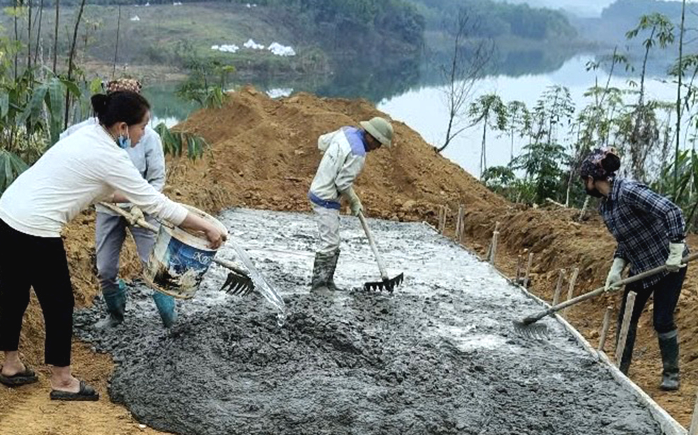 Người dân thôn Ngòi Ngù, xã Bảo Ái tham gia kiên cố hóa đường giao thông nông thôn tại tuyến đường xóm Ngòi Tha đi hồ Thác Bà.