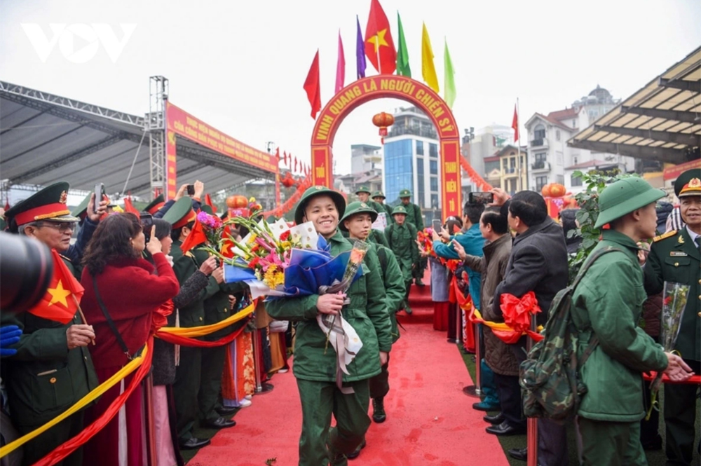 Nhiều thanh niên vui mừng khi được lên được nhập ngũ bảo vệ Tổ quốc