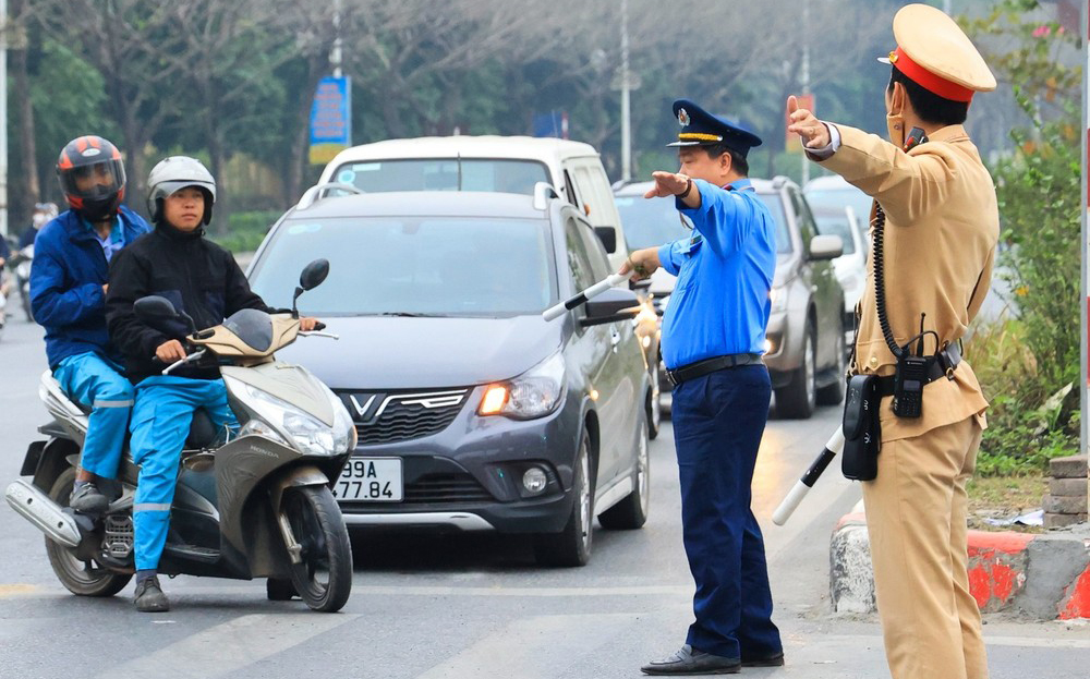 Liên ngành Thanh tra giao thông và CSGT phối hợp điều tiết giao thông trên đường