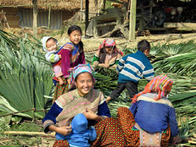 Cuộc sống thường ngày của phụ nữ Mông xã Nà Hẩu, huyện Văn Yên.