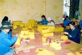 Đóng gói sản phẩm giấy vàng mã xuất khẩu ở Công ty cổ phần Lâm nông sản thực phẩm Yên Bái. (Ảnh: Minh Đức)