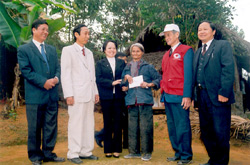Đ/c Phùng Văn Hoàng (thứ nhất bên phải) cùng lãnh đạo Hội CTĐ tỉnh Yên Bái tặng quà qua cho bà Nguyễn Thị Tình - phường Yên Thịnh - TP Yên Bái.