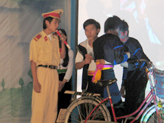 Một cảnh trong tiểu phẩm ngắn tuyên truyền Luật ATGT của các đoàn viên  hội viên thanh niên dân tộc khối trường học các huyện
vùng cao tỉnh
Yên Bái.
