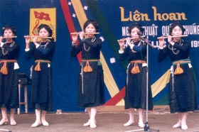 Đội nữ tấu sáo Mường Lai trong một buổi biểu diễn.