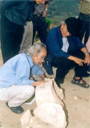 Cố Giáo sư Trần Quốc Vượng và Giáo sư Cao Xuân Phổ bên những hiện vật tại khu vực khai quật tháp Hắc Y.
