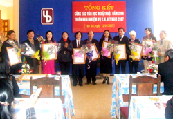 Đồng chí Hoàng Thị Hạnh - Phó chủ tịch UBND tỉnh trao giải thưởng VHNT năm 2006 cho các tác giả đoạt giải.