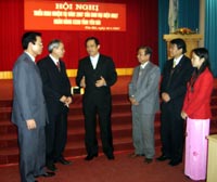 Đồng chí Nguyễn Văn Ngọc trao đổi với các đại biểu tham dự hội nghị.