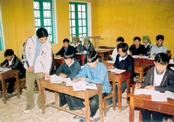Giờ học của các em học sinh lớp 9 Trường THCS Nậm Khắt.

