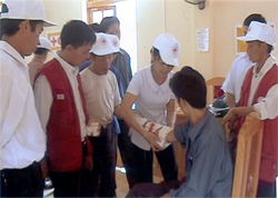 Hội CTĐ huyện Mù Cang Chải hướng dẫn nhân dân cách sơ cấp cứu.