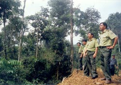 Cán bộ kiểm lâm Yên Bái kiểm tra việc bảo vệ rừng nguyên sinh ở xã Nà Hẩu (huyện Văn Yên).