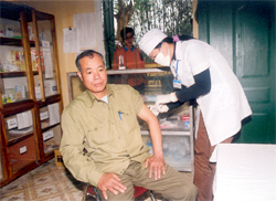 Điều trị cho bệnh nhân tại Trạm Y tế xã Vĩnh Lạc.