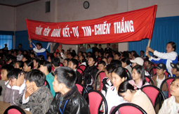 Cổ động viên của đội Trường THPT Lê Quý Đôn (Trấn Yên)- đội giành giải nhì trong Hội thi tuyên truyền viên trẻ về ATGT khối các trường THPT năm 2006.	