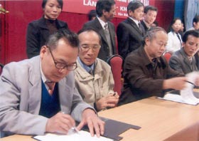 Thường trực UBMTTQ Việt Nam cùng lãnh đạo UBMTTQ các huyện, thị xã, thành phố trong tỉnh ký giao ước thi đua năm 2007.

