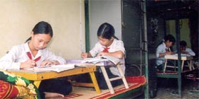 Học sinh Trường phổ thông Dân tộc nội trú Văn Chấn chăm chỉ ôn bài ở phòng. (Ảnh: Quang Thiều)