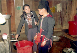 Đồng chí Hoàng Thị Hạnh - Phó Chủ tịch UBND tỉnh thăm quan mô hình nước sạch của người dân thôn Nậm Pươi.