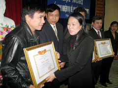 Đồng chí Hoàng Thị Hạnh - Phó Chủ tịch UBND tỉnh trao bằng khen của Bộ Lao động - Thương binh và Xã hội cho các cá nhân.