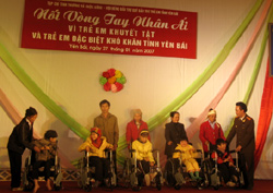 Đại diện báo CAND- Chuyên đề ANTG trao tặng 5 chiếc xe lăn cho các cháu tàn tật, có hoàn cảnh đặc biệt khó khăn.