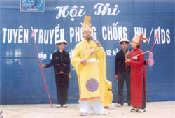 Tiểu phẩm của đội tuyển xã Nậm Lành tại Hội thi tuyên truyền phòng chống HIV/AIDS huyện Văn Chấn tổ chức tháng 12/2006 tại xã Nậm Lành. (Ảnh: PaRi)