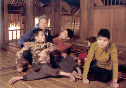 Bà Hoàng Thị Pháo bên ba đứa con tật nguyền.