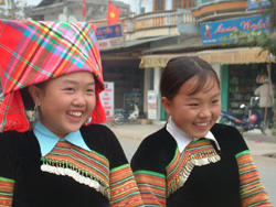 Mùa xuân mới đang về trên vùng cao Trạm Tấu sau nét cười rạng rỡ của các thiếu nữ Mông.