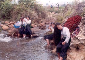 Tắm suối nước nóng ở bản Hốc, xã Sơn Thịnh, huyện Văn Chấn. (Ảnh: Nguyễn Giang).