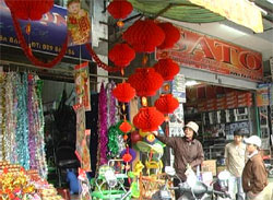 Thị trường tết Nguyên Đán đã nhộn nhịp đông vui, phong phú hàng hóa.