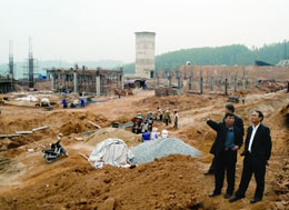 Lãnh đạo Ngân hàng Đầu tư và Phát triển thăm công trường mở rộng Nhà máy Xi măng Yên Bái.