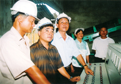 Nguyễn Hồng Quang bấm nút vận hàng dây chuyền Nhà máy gạch tuynel 12 triệu viên/năm.