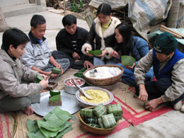 Gia đình ông Túc, bà Thuý phường Yên Ninh - thành phố Yên Bái còn giữ được nếp xưa là gói bánh chưng tết.