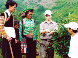 Cán bộ nông nghiệp huyện hướng dẫn đồng bào Mông kỹ thuật chăm sóc cây chè Shan.