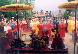 Dâng hương tại lễ hội đền Đại Cại, huyện Lục Yên.
