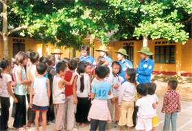 Tham gia các phong trào như phong trào Thanh niên tình nguyện sẽ giúp các bạn trẻ có một cuộc sống lành mạnh.