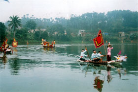 Hội đua thuyền rằm tháng giêng tại lễ hội Đền Mẫu xã Nam Cường.


