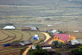 50%số thôn bản của huyện đã có đường ô tô đến trung tâm. (Thanh Tân)