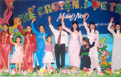 Các đội tham gia Hội thi Kể chuyện, đọc thơ mầm non cấp tỉnh năm 2006.

