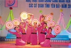 Tiết mục múa nón của đoàn viên Chi đoàn Cục Thuế tỉnh tại Hội diễn nghệ thuật quần chúng công chức viên chức tỉnh Yên Bái. 
