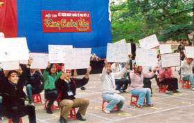 Trường THPT Nguyễn Huệ tổ chức Hội thi Rung chuông vàng nhân kỷ niệm Ngày Quốc tế phụ nữ 8-3 2007. (Ảnh: Minh Đức)

